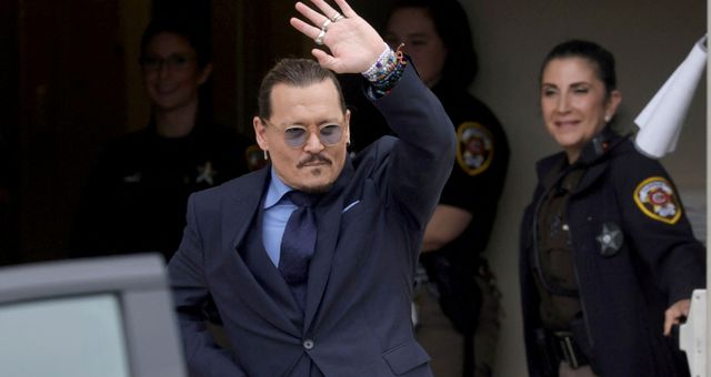 Johnny Depp celebra su victoria. (Reuters/Evelyn Hockstein)