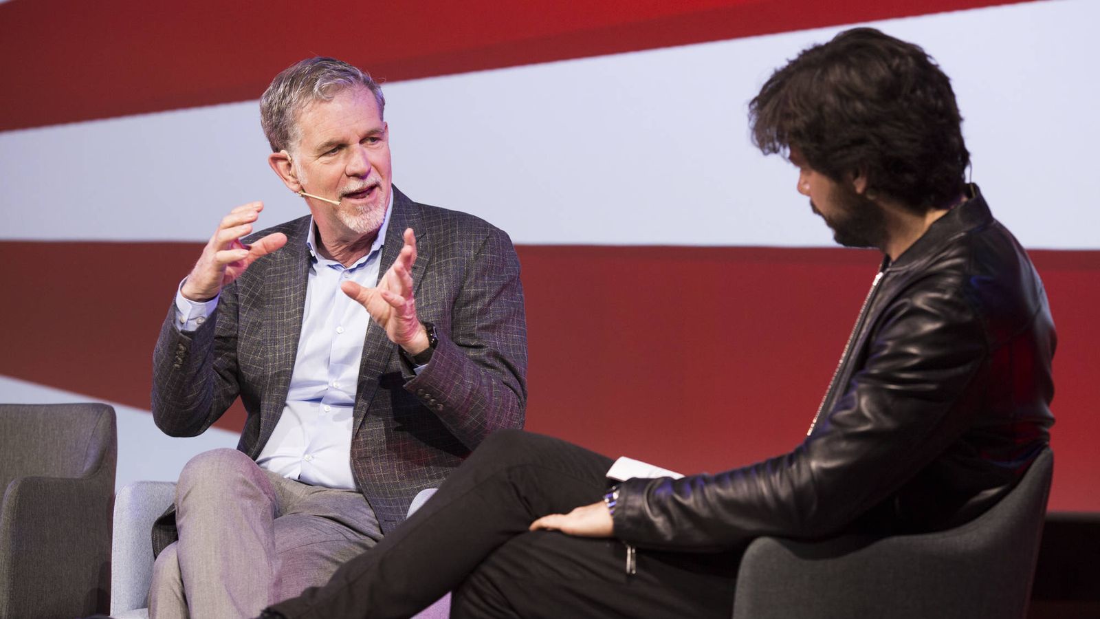 Foto: El CEO de Netflix , Reed Hastings (i), conversa con el actor Álvaro Morte. (EFE)