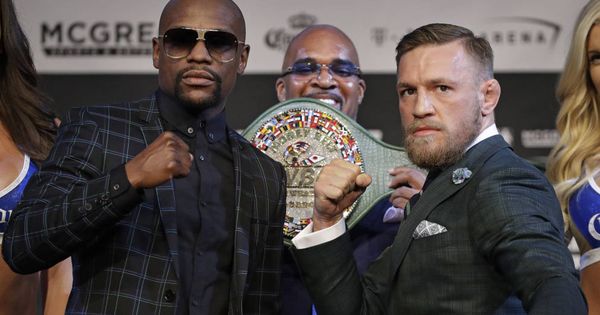 Foto: Mayweather y McGregor junto al cinturón por el que combatirán. (AP)