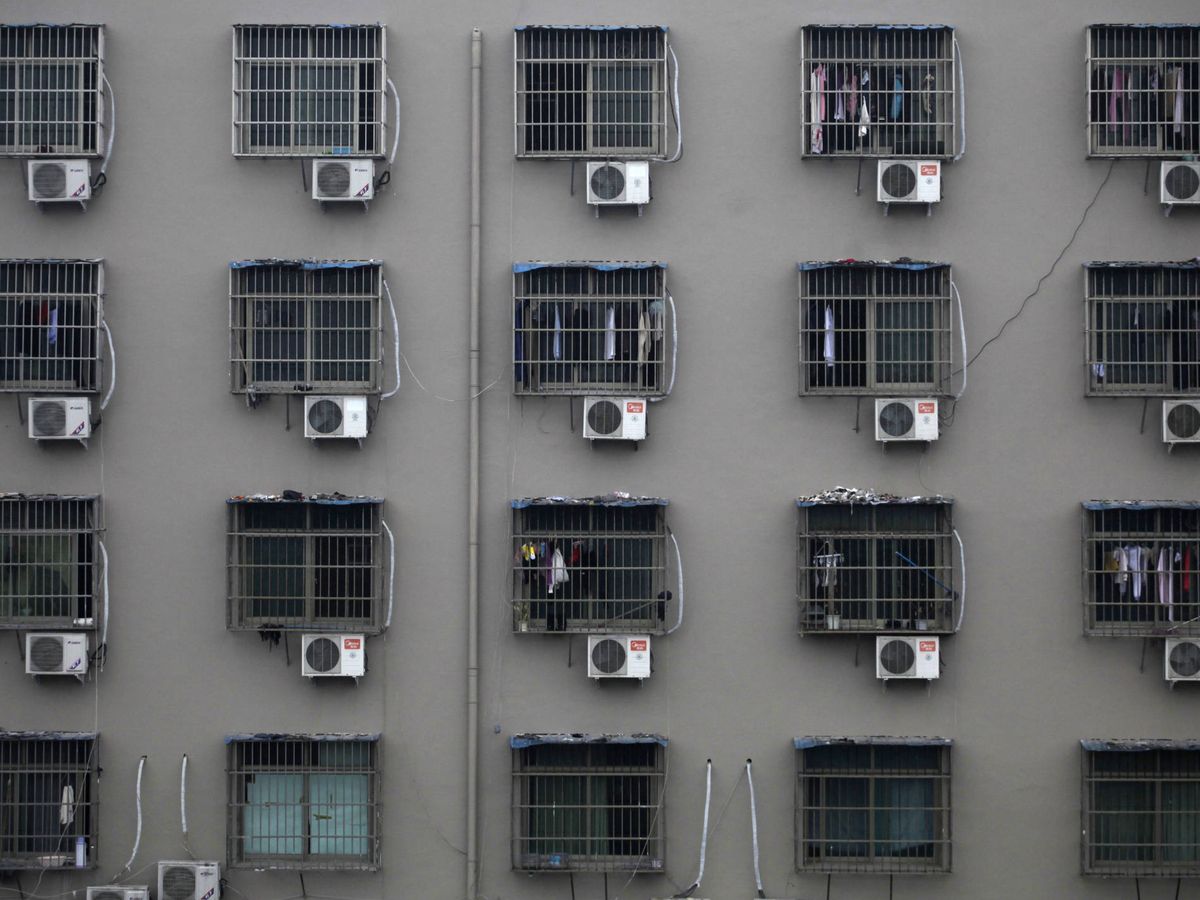 Foto: Aparatos de aire acondicionado en un complejo para trabajadores en una fábrica en la ciudad de Wenzhou, en la provincia de Zhejiang. (Reuters)