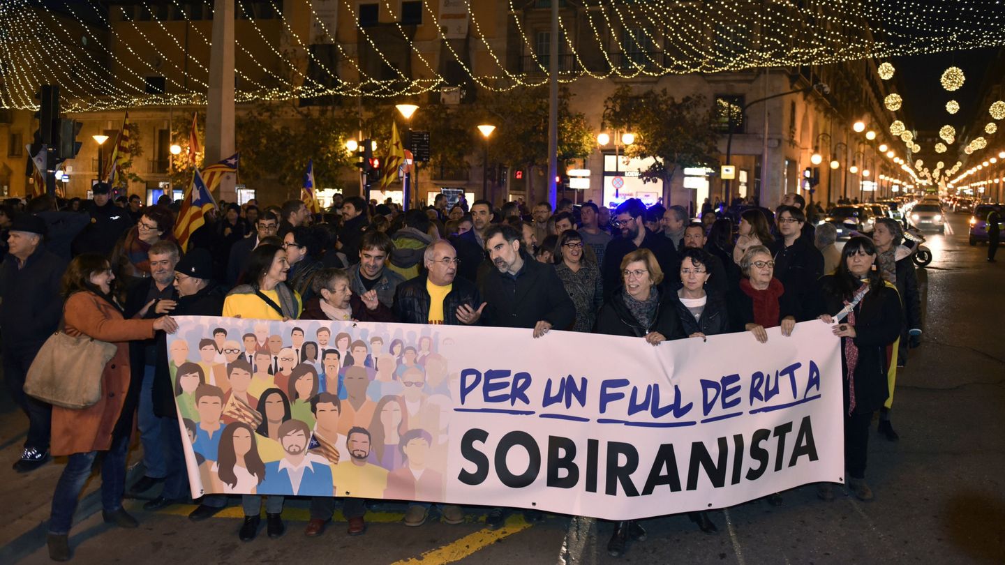Manifestación en Palma por la soberanía de las Islas Baleares junto a miembros de Òmnium. (EFE)