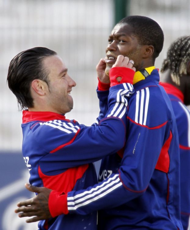 Foto: Valbuena y Cissé, en un partido con Francia (Reuters).