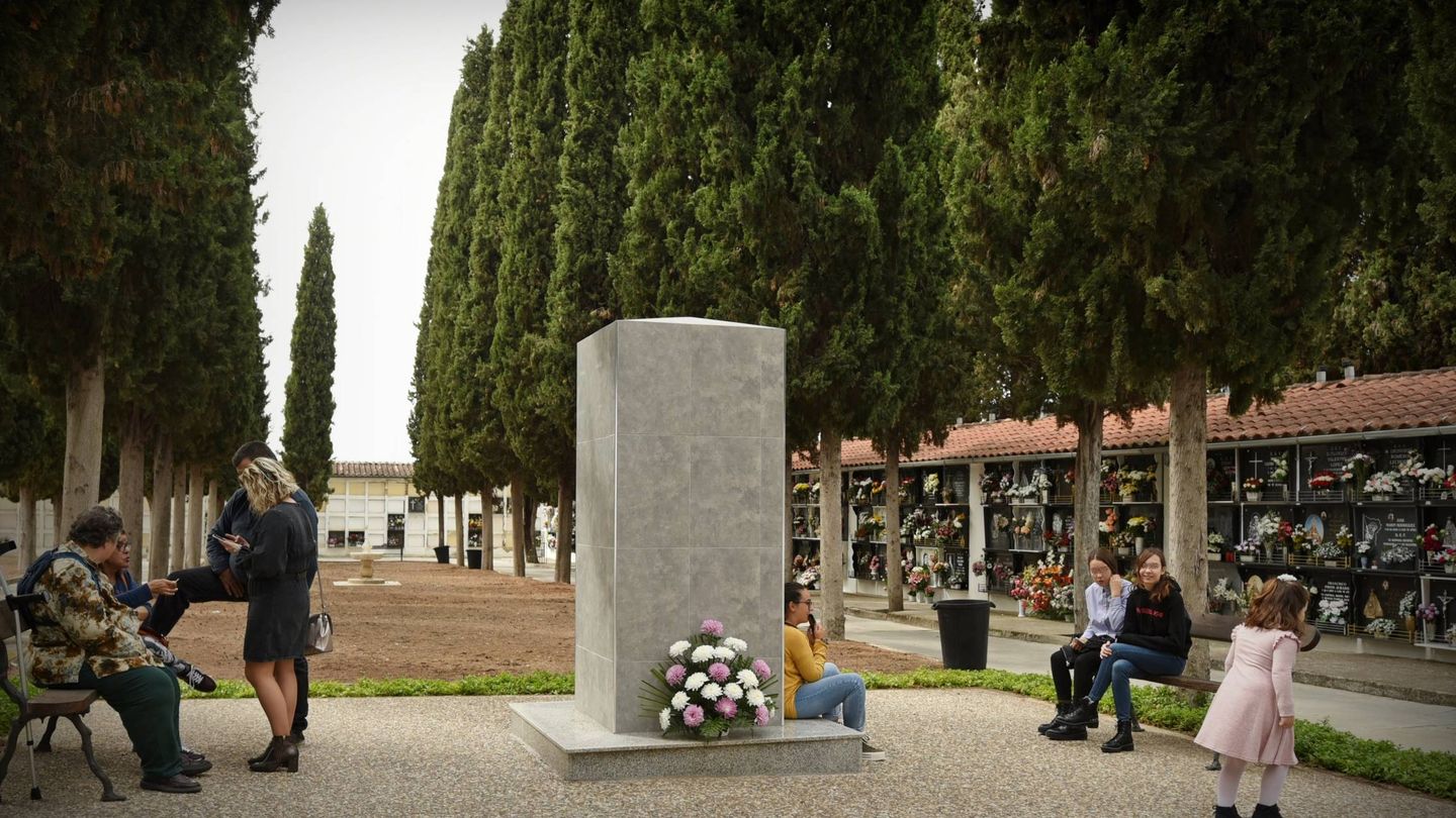 Monumento a medio terminar en el denominado 'Jardín de la concordia' del cementerio de Cabra (Toñi Guerrero).