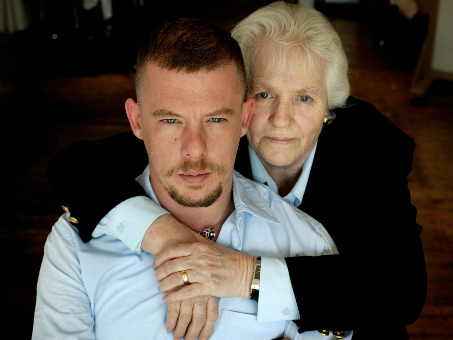 Alexander MacQueen junto a su madre, retratados por Dan Chung. (Imagen: Cortesía/Vértigo Films)
