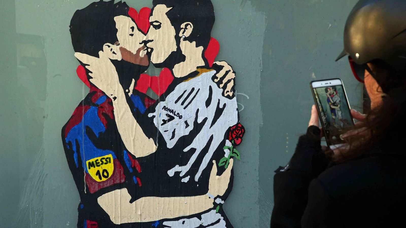 Foto: Grafiti en Barcelona con una supuesta imagen de amor entre Messi y Cristiano. (EFE)