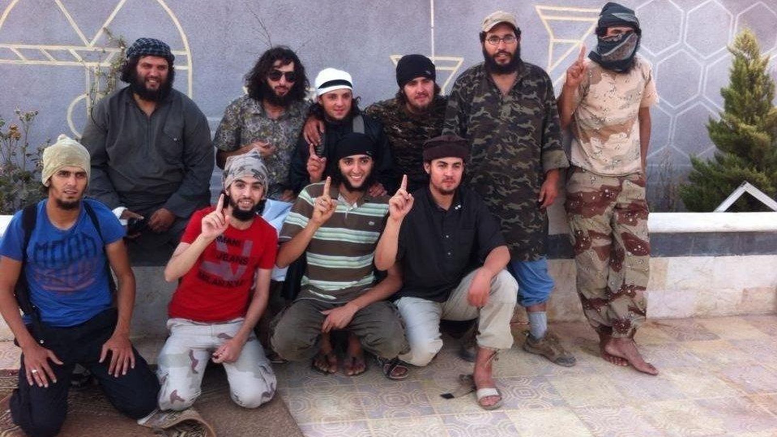 Foto: El yihadista apodado 'Kokito Castillejos' (c) en una imagen con otros combatientes en Siria. 