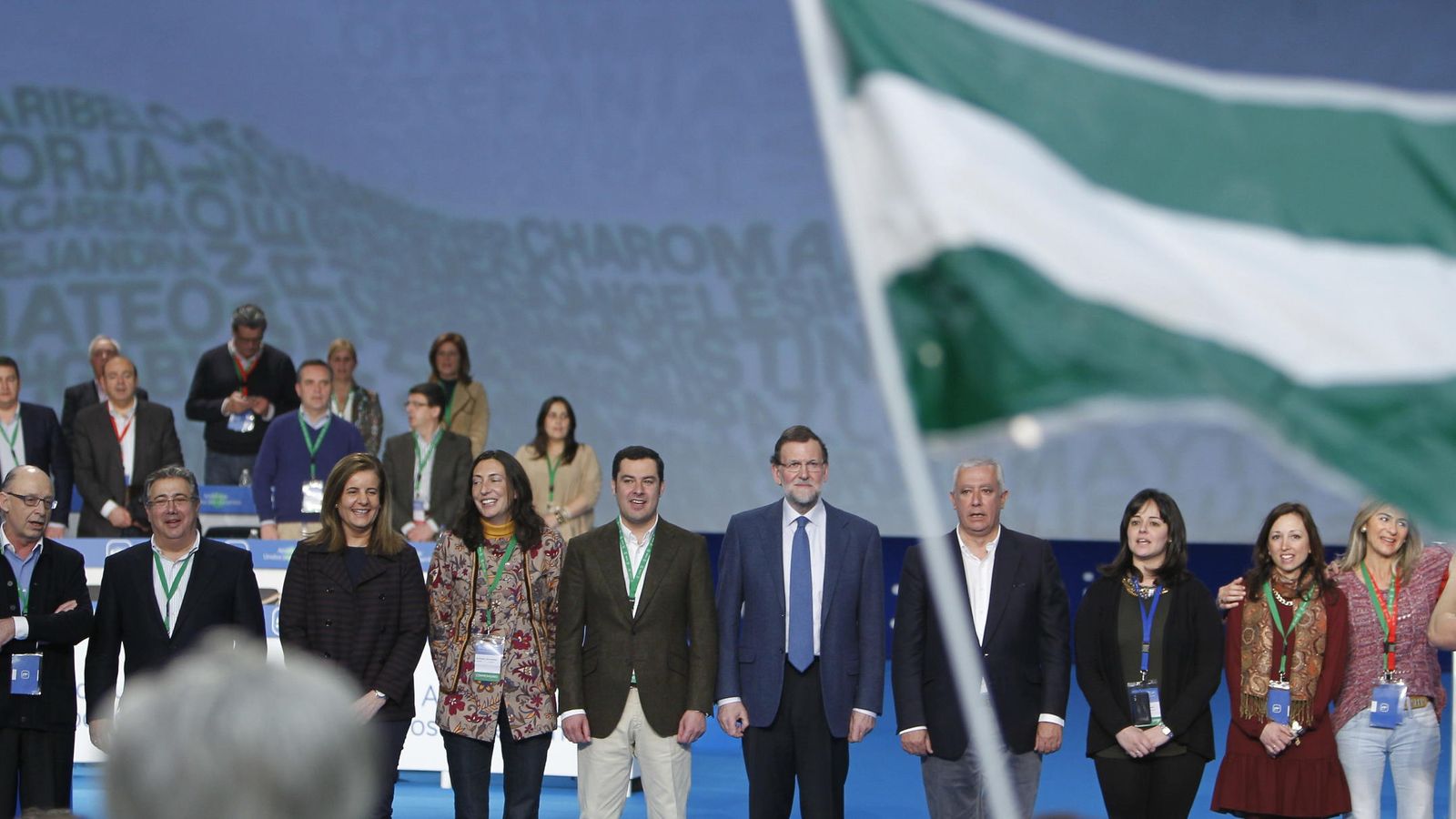 Foto: Mariano Rajoy junto al líder del PP de Andalucía, Juan Manuel Moreno, y otros miembros del partido, en el XIV Congreso Regional del PP andaluz. (EFE)