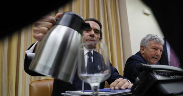 Foto: José María Aznar y el presidente de la comisión de investigación sobre la financiación irregular del PP, Pedro Quevedo, el pasado 18 de septiembre en el Congreso. (EFE)