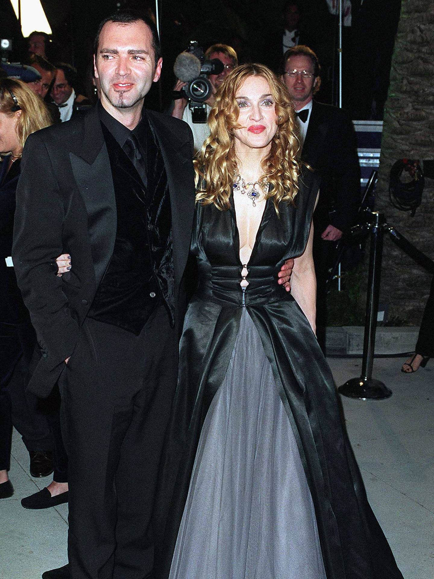  Madonna, con uno de sus hermanos en los Oscar de 1998. (Getty)