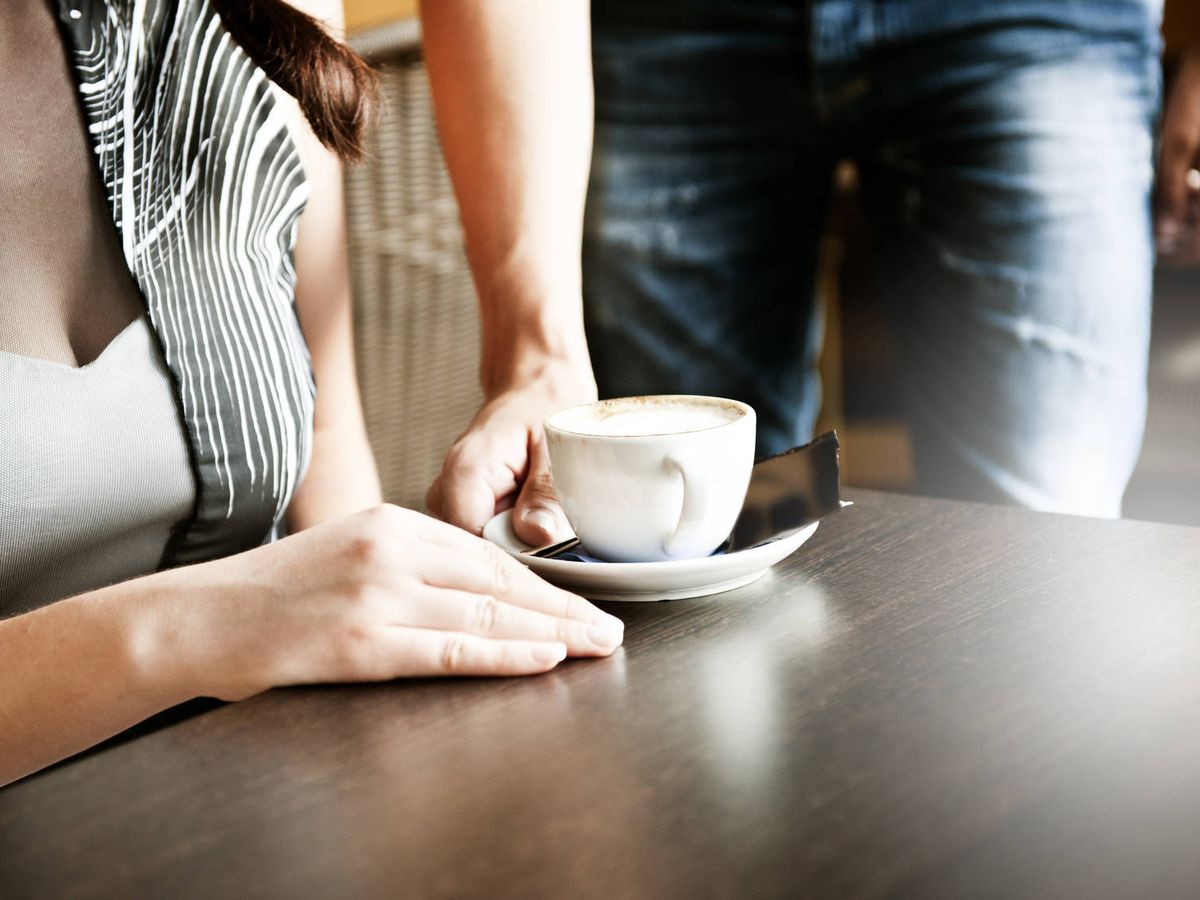 Foto: Un hombre sirve el café a una mujer. (iStock)