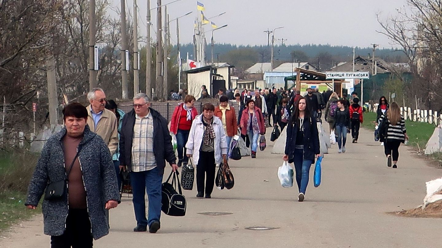 Miles de ucranianos cruzan por el corredor en Stanitsia Luhanska (EFE).