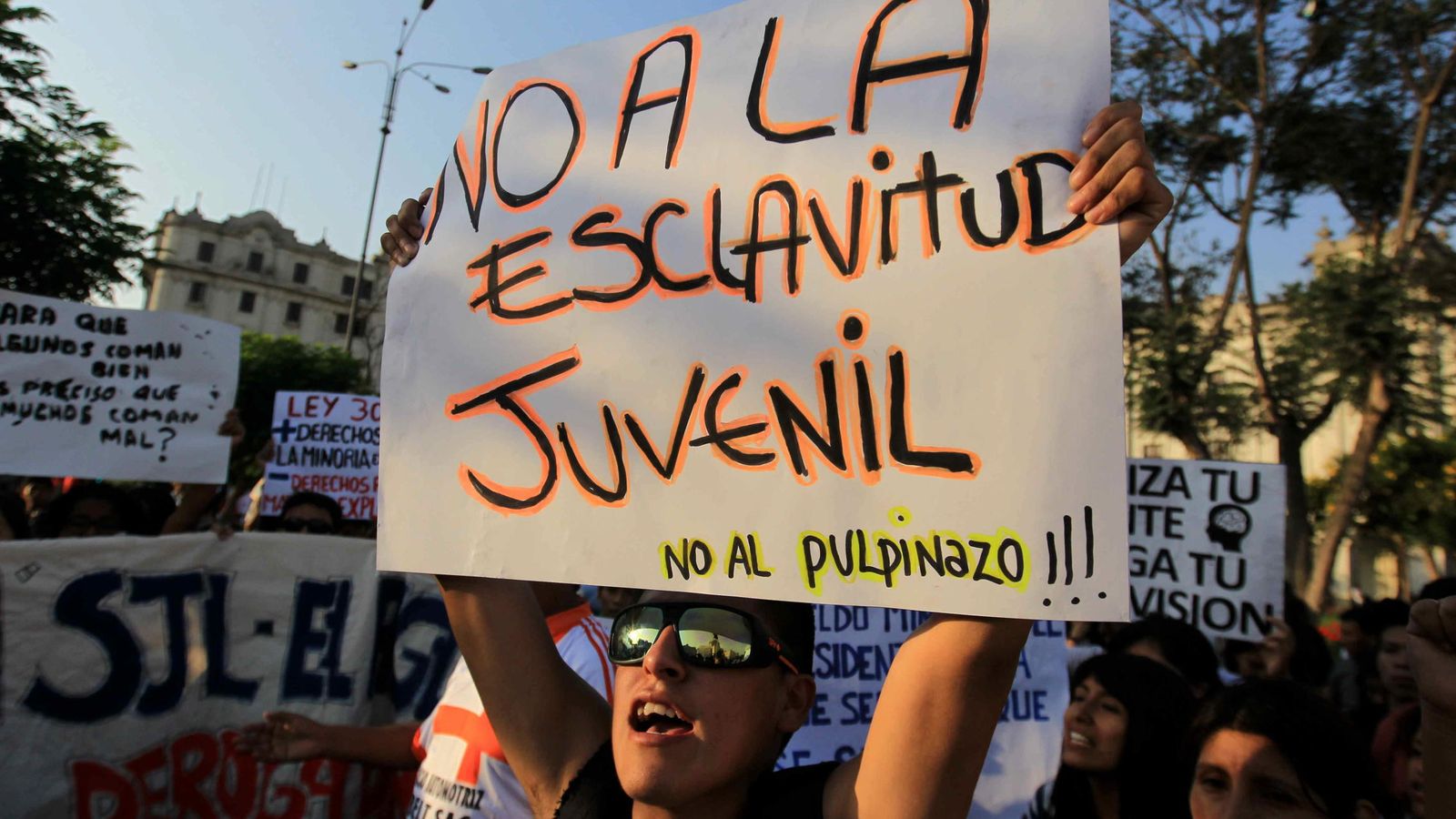 Foto: Imagen de archivo de una manifestación en Lima, Perú, pidiendo derechos para los trabajadores jóvenes (EFE)
