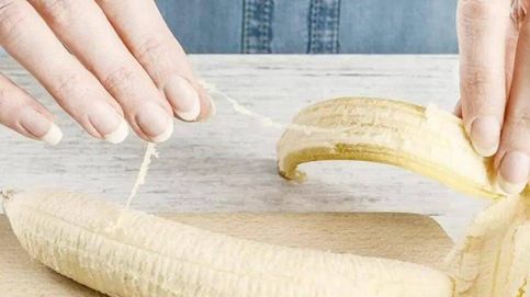 Esto es lo que dice la ciencia sobre si es saludable o no comerse las hebras blancas del plátano