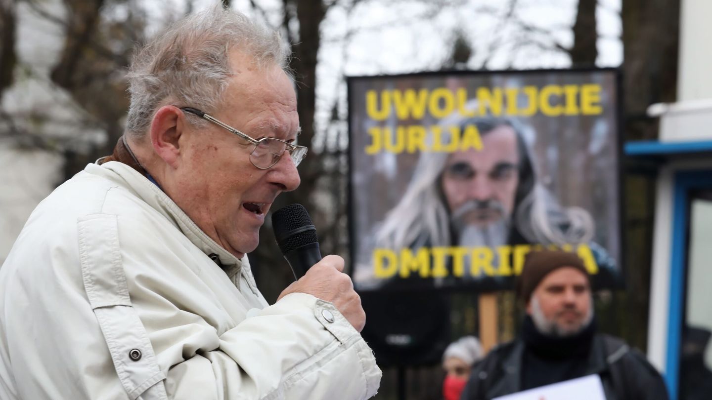 Adam Michnik durante una protesta en Varsovia (Polonia). (EFE/Tomasz Gzell)