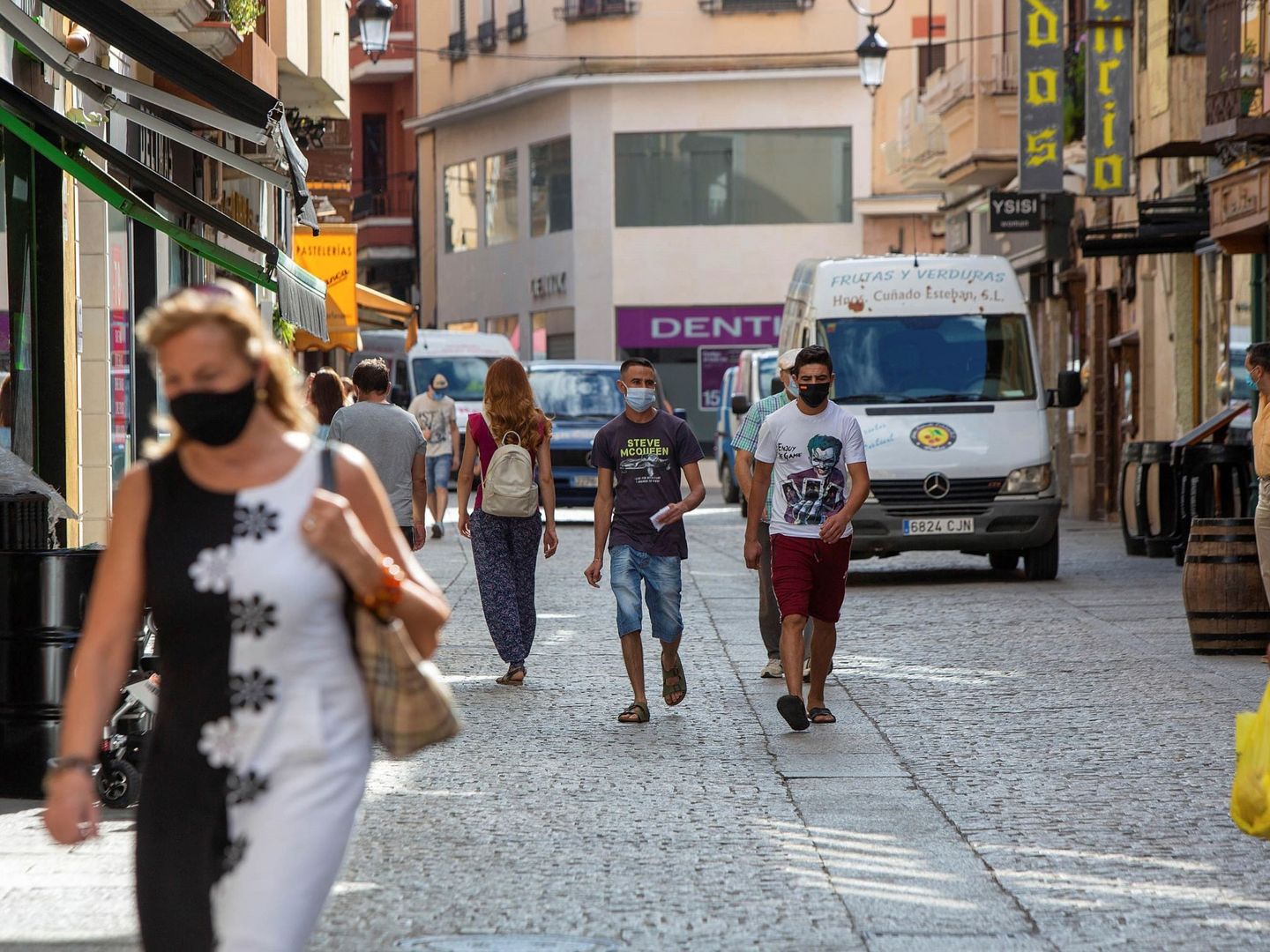 Varios ciudadanos transitan por una calle de la localidad burgalesa de Aranda de Duero. (EFE)