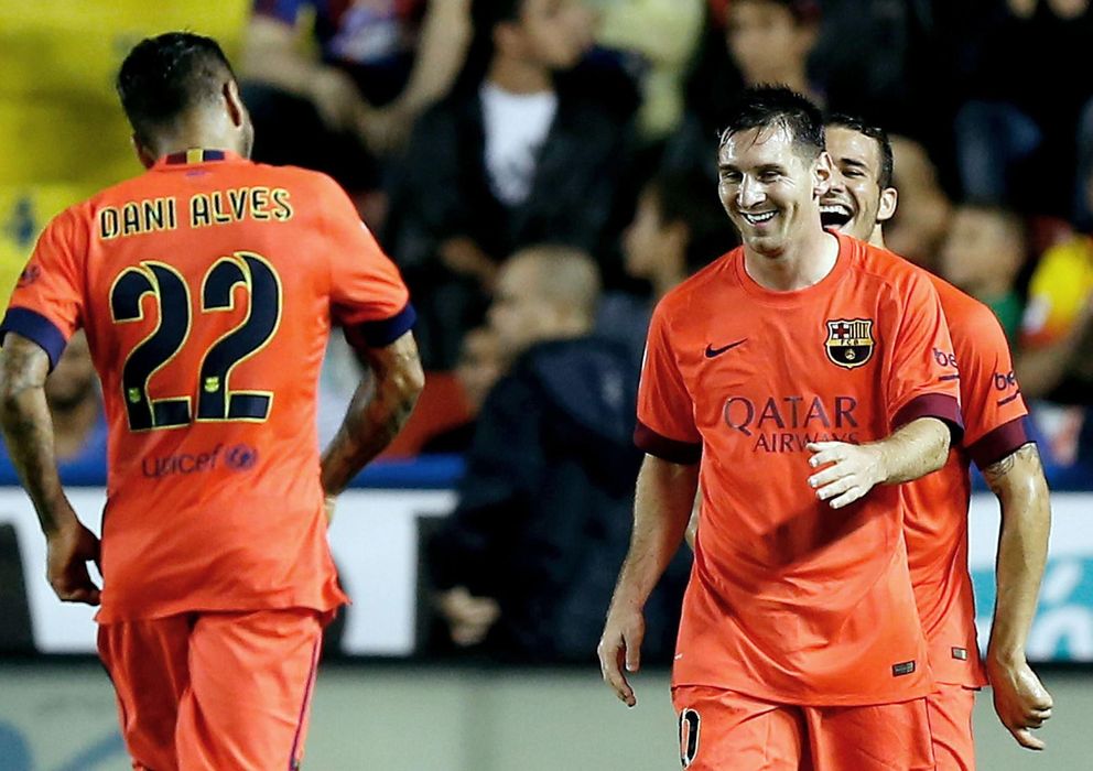 Foto: Messi y Alves se miran sonrientes tras el gol del argentino en el Ciutat de Valencia. 