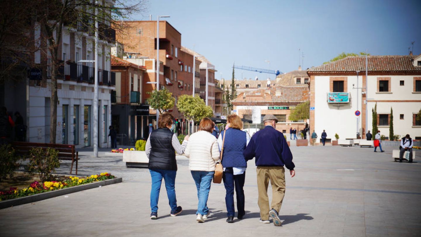 Grupo de jubilados en el centro de Las Rozas de Madrid. (J. Bocanegra)