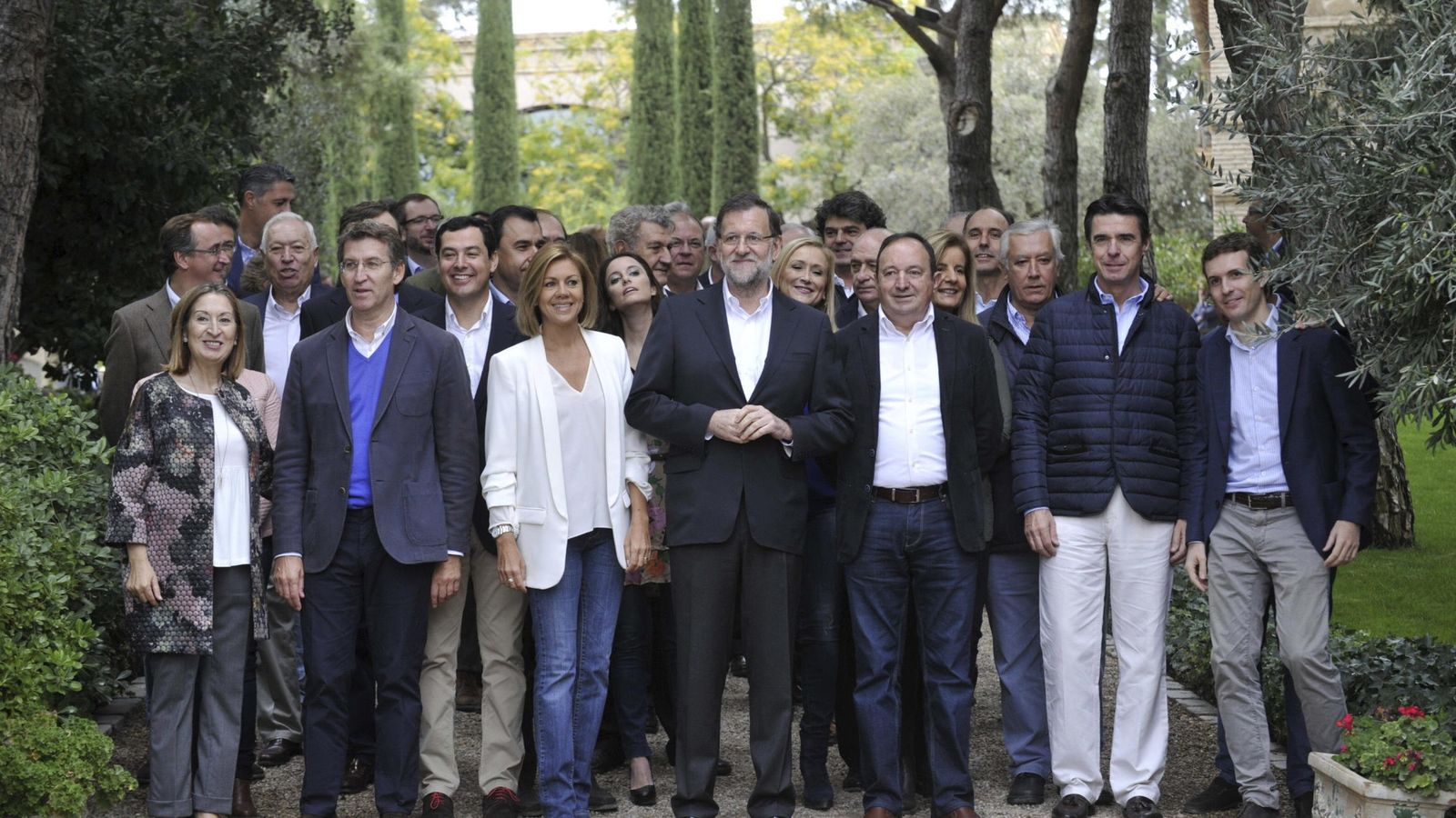 Foto: El presidente del Gobierno, Mariano Rajoy, acompañado de miembros del partido y del Gobierno. (EFE)