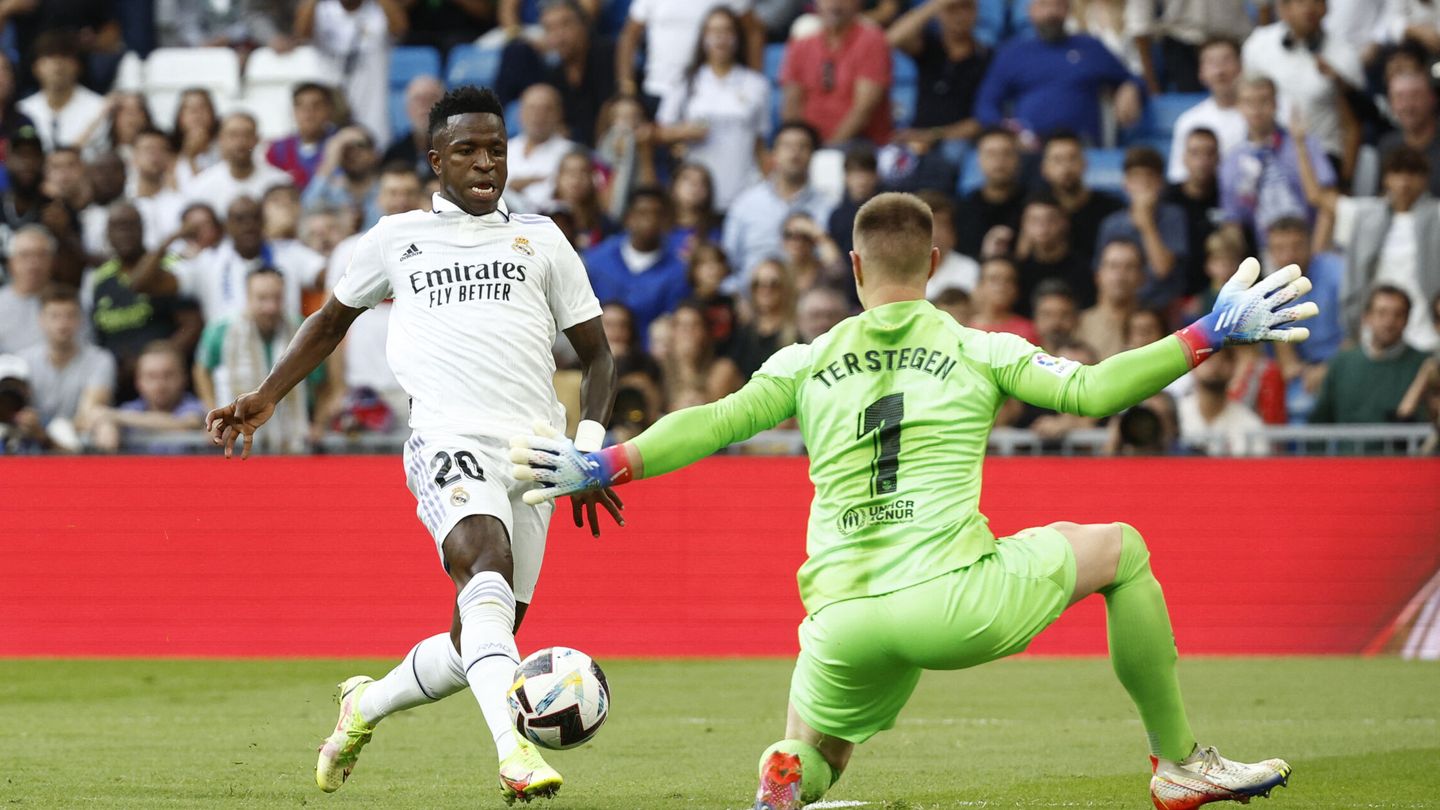 Ter Stegen defiende a Vinícius en la jugada del gol del Madrid. (Reuters/Vincent West)