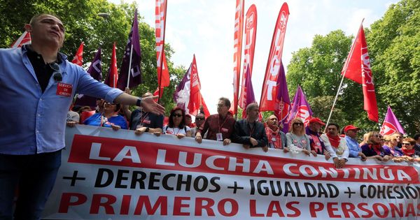 Foto: Los secretarios generales de UGT y CCOO, Pepe Álvarez y Unai Sordo encabezan la manifestación central del Primero de Mayo. (EFE) 