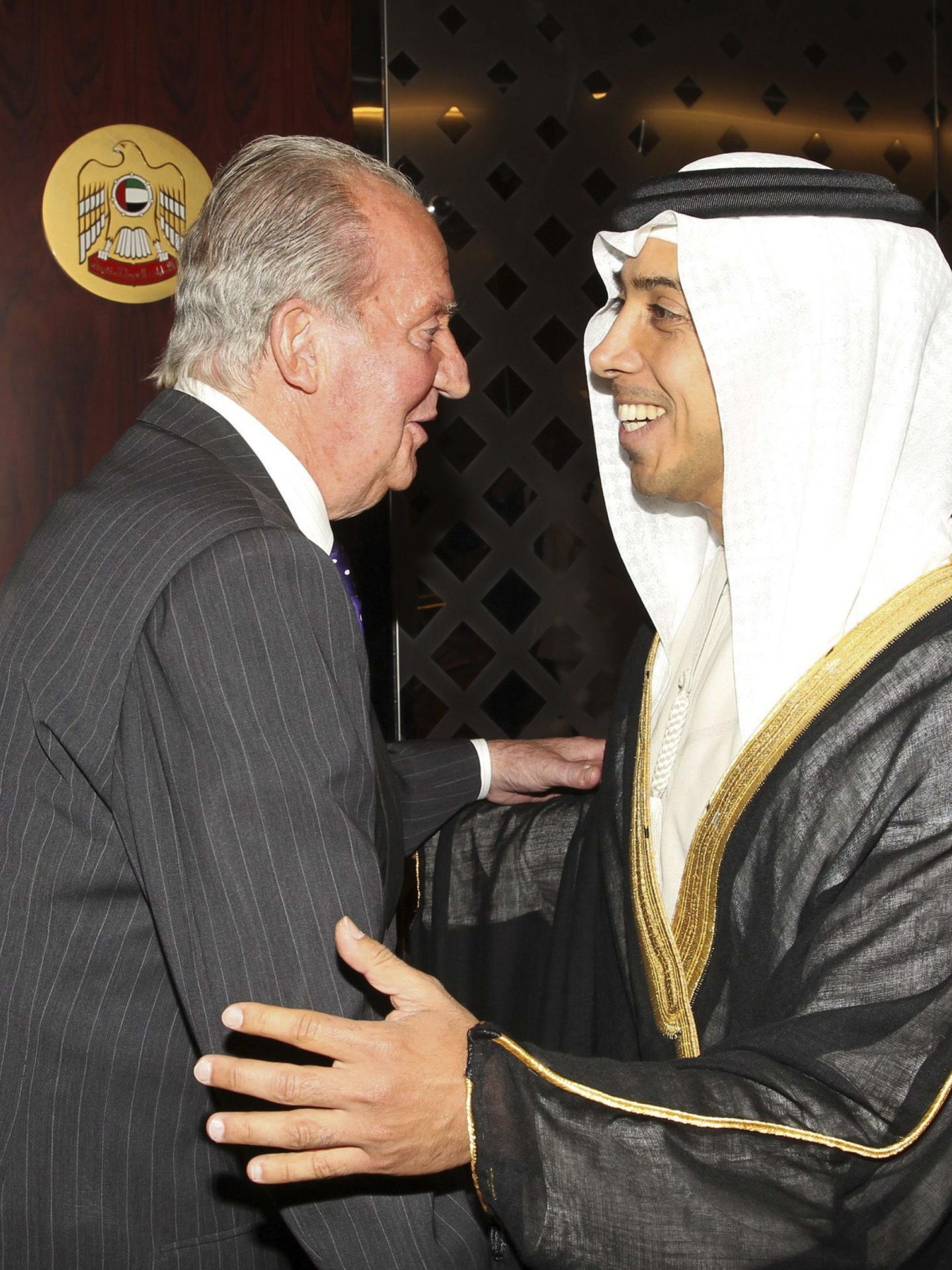 Don Juan Carlos, recibido por el ministro de Estado Sultán Al-Yaber, en Abu Dabi. (EFE)