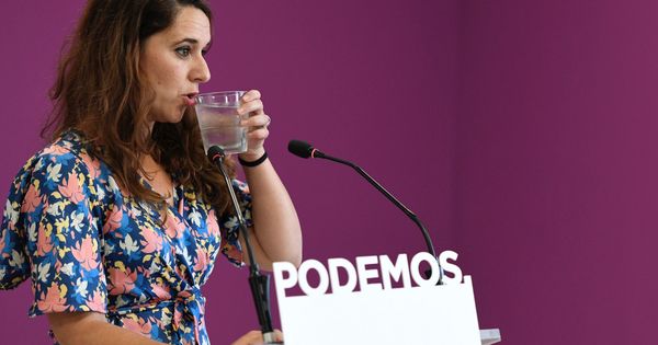 Foto: La portavoz de Podemos, Noelia Vera, durante la rueda de prensa que ofreció en la sede de su partido tras la reunión del Consejo de Coordinación de la formación este lunes. (EFE)