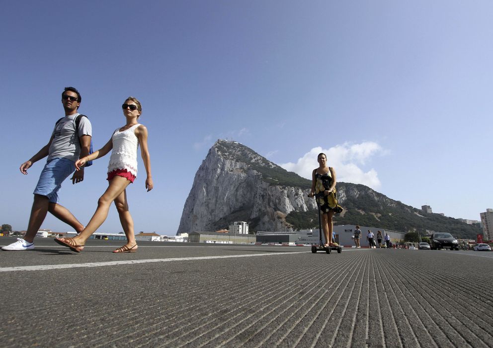 Foto: Un grupo de turistas atraviesan la frontera con Gibraltar. (EFE)