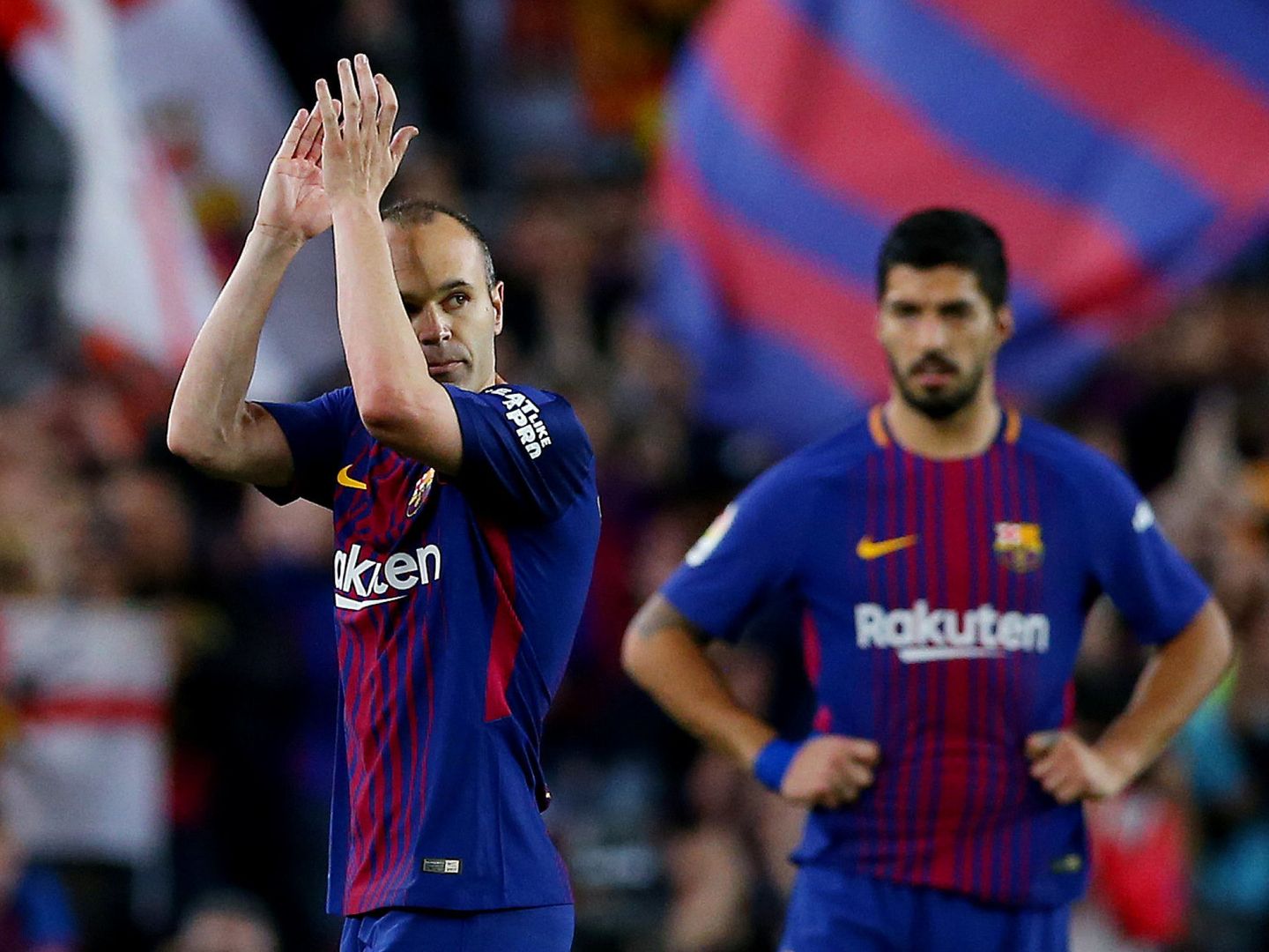 Andrés Iniesta agradece los aplausos del Camp Nou. (Reuters)