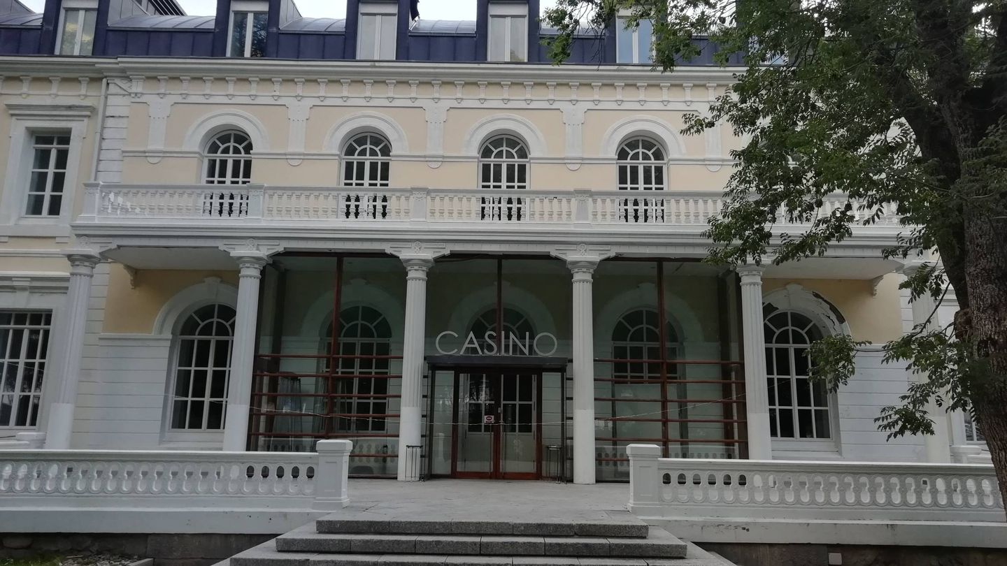 El casino de Panticosa quería ser un salón de juegos al puro estilo James Bond; perdió la licencia y se abre para bodas, bautizos y comuniones. (V.R.)