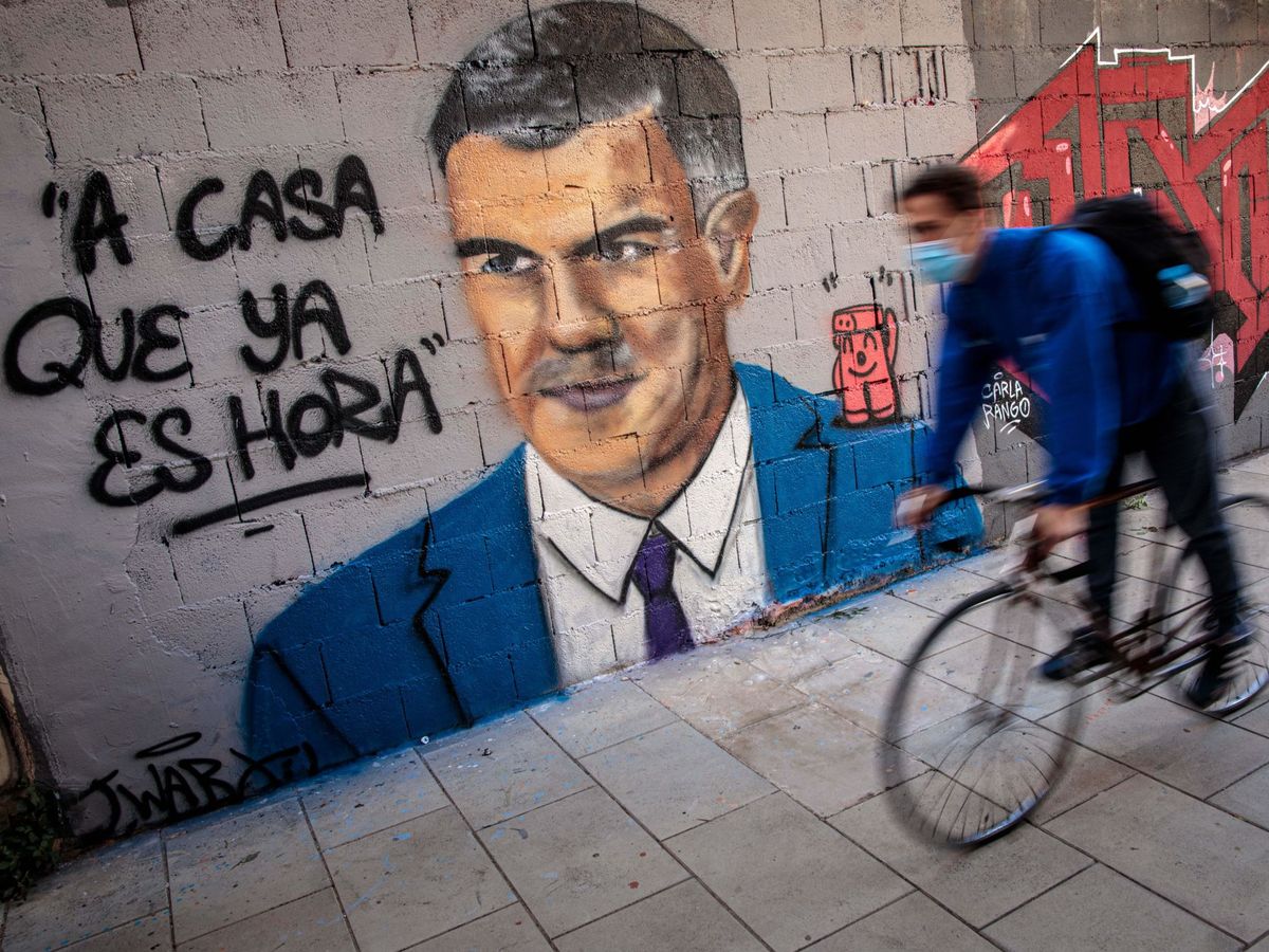 Foto: Grafiti de pedro sanchez sobre "toque de queda"
