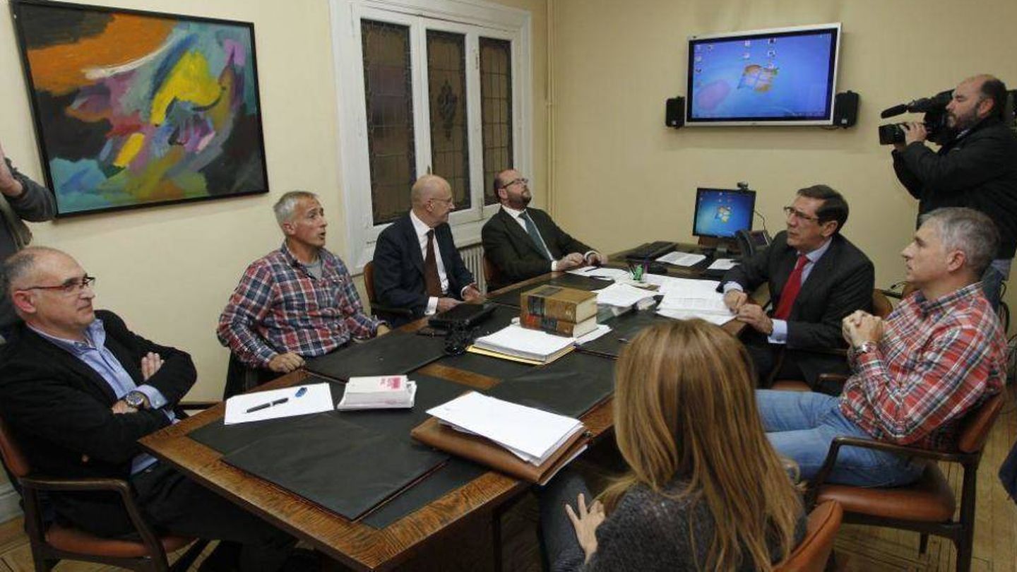 Imagen de una reunión del TAD, con Andreu Camps y Tomás González Cueto, ahora con Rubiales. (EFE)