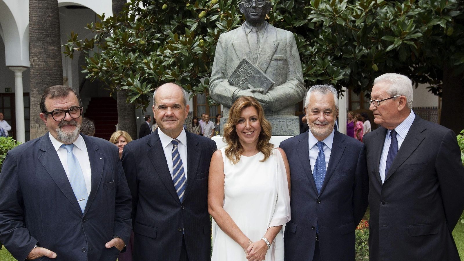 Foto: Susana Díaz con varios expresidentes de la Junta de Andalucía. Entre ellos, Chaves y Griñán. (Efe)