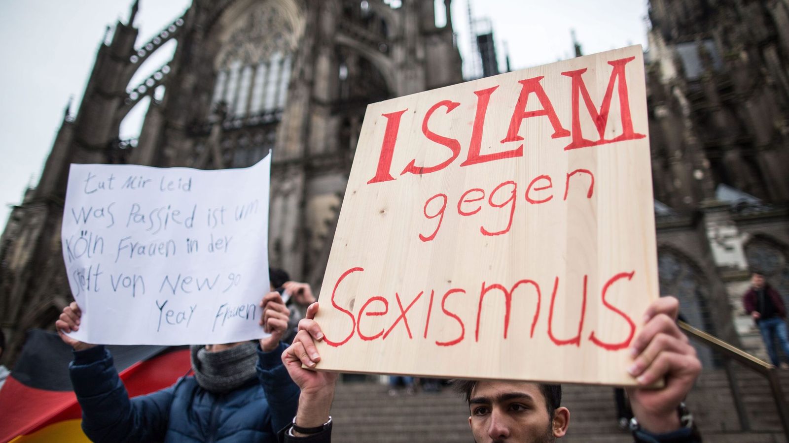 Foto: Un sirio sostiene un cartel frente a la estación de Colonia en el que se lee "El islam, en contra del sexismo". (EFE)