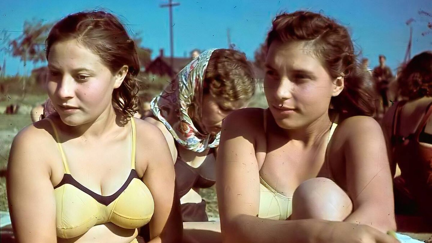 Dos chicas con trajes de baño abiertos fotografiadas en Ucrania en el verano de 1942. (Wikimedia)