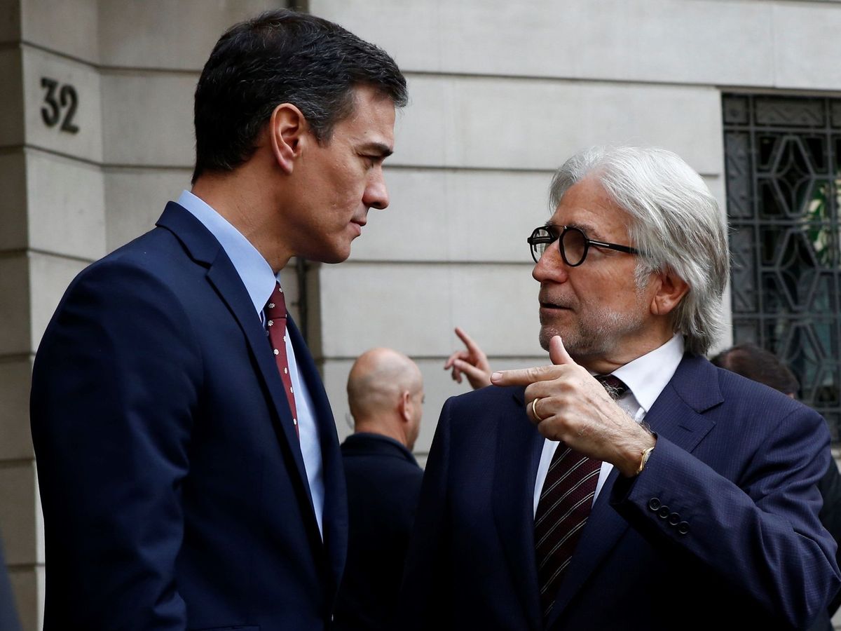 Foto: Pedro Sánchez conversa con el presidente de Foment del Treball, Josep Sánchez Llibre. (EFE)