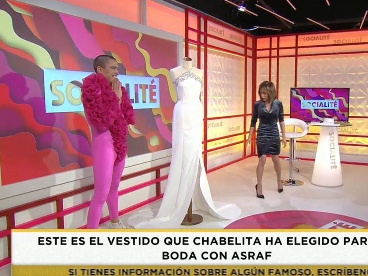 Foto: Patiño hablando del vestido de Chabelita. (Telecinco).