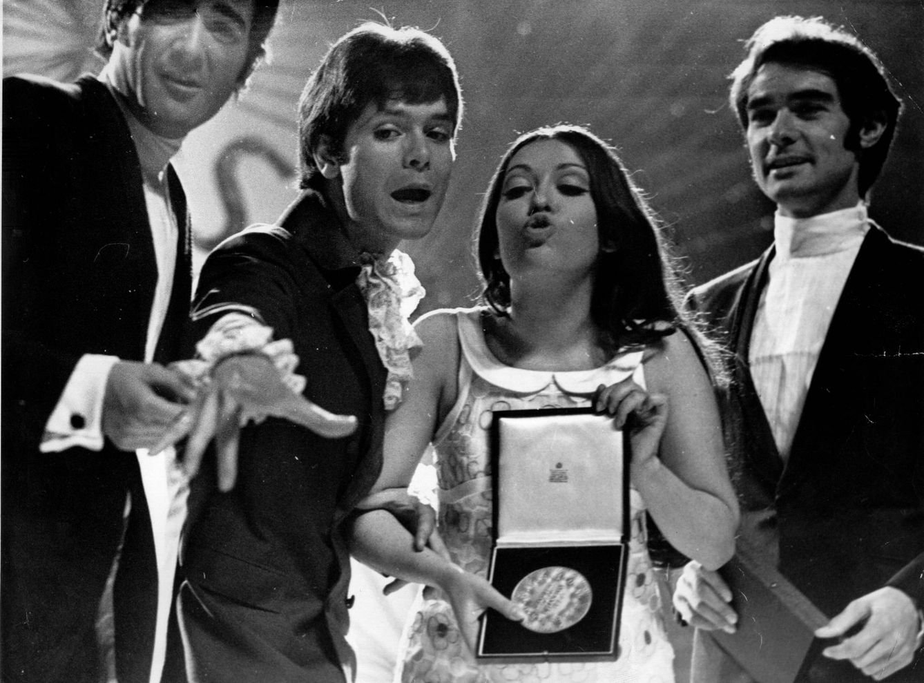 La cantante Massiel tras imponerse como ganadora en Eurovisión en 1968. (Gtres)