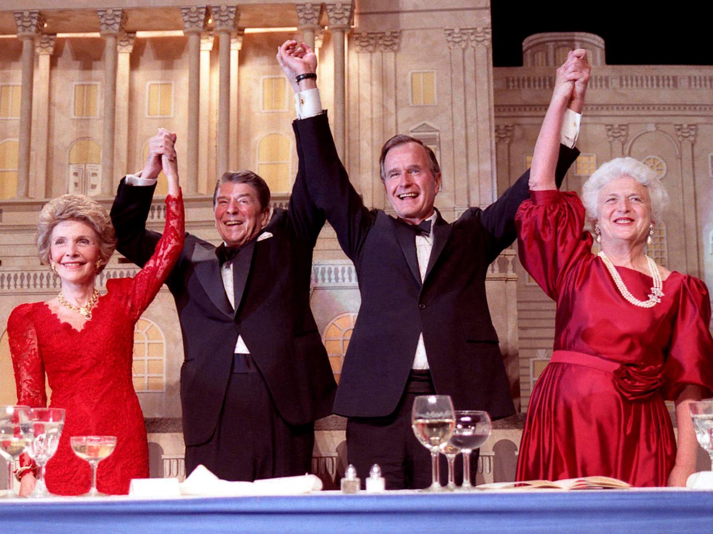 Ronald Reagan y George Bush acompañados por sus esposas en una imagen de 1988. (Reuters)
