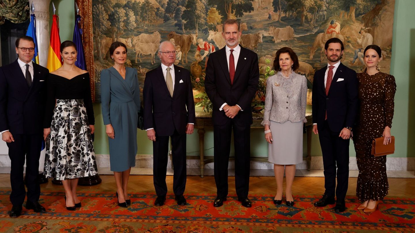 Los reyes Felipe y Letizia, con la familia real sueca. (EFE/Juanjo Martí)