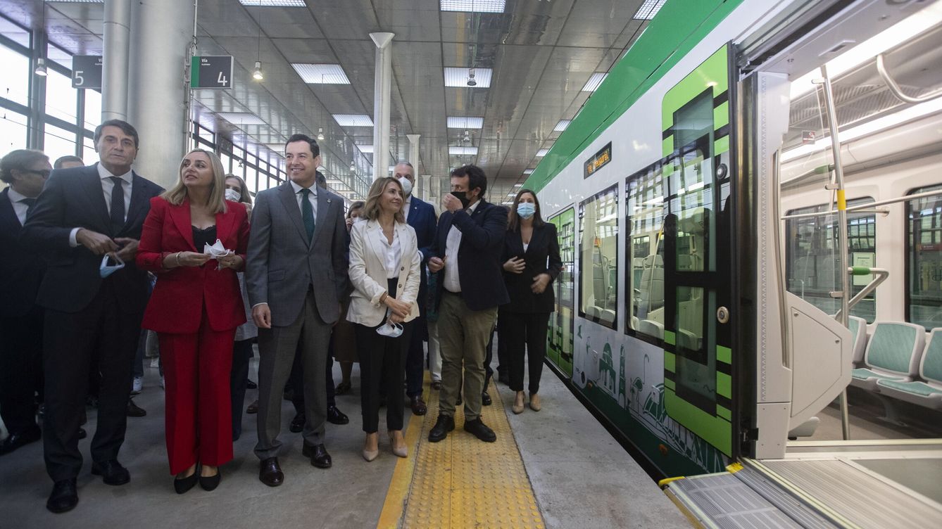 Foto: Representantes políticos de los distintos partidos, a punto de subir al tren-tranvía de Cádiz. (EFE/Román Ríos)