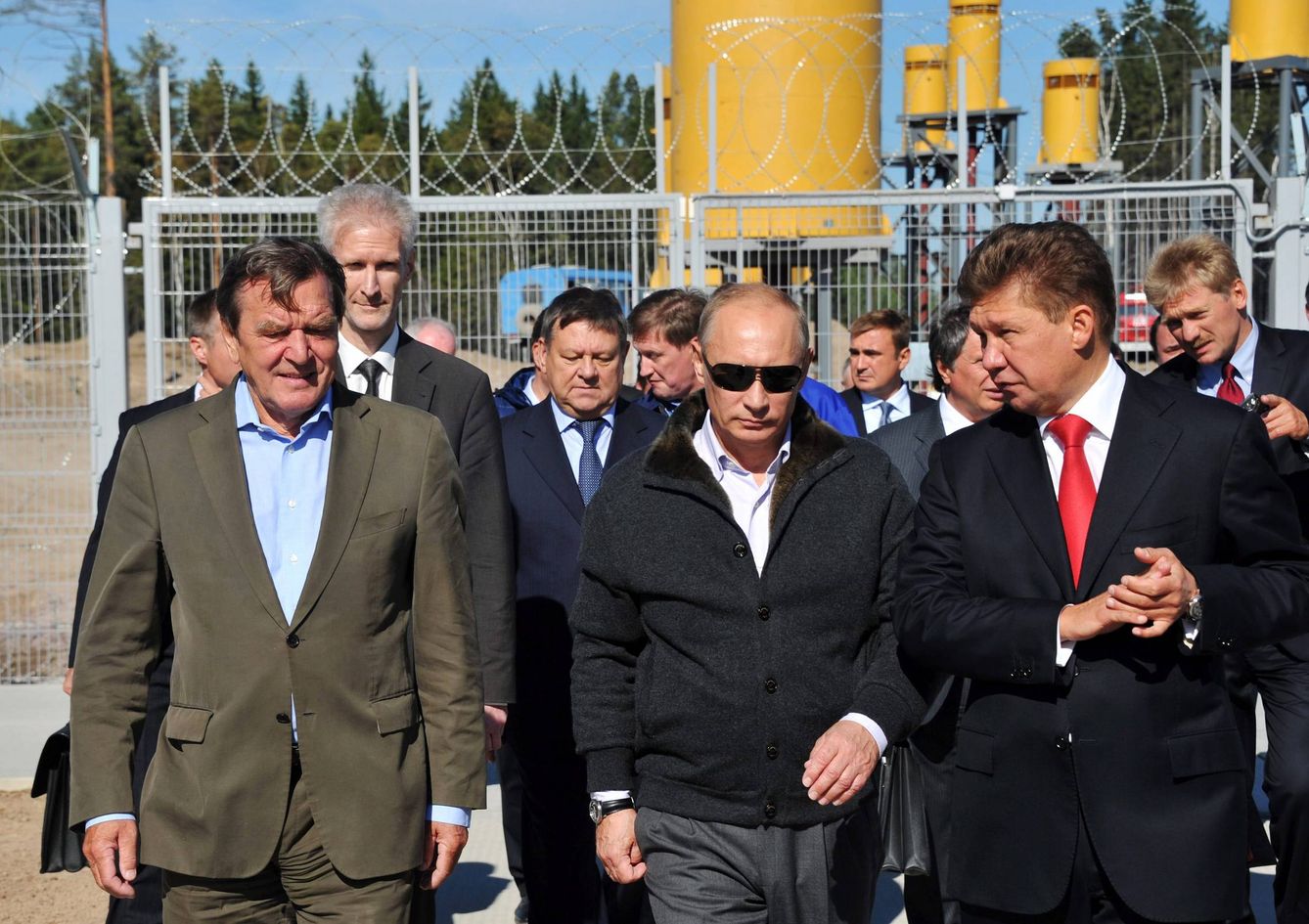El presidente ruso Vladimir Putin (c) y el presidente de Gazprom, Alexey Miller (der)en la ceremonia de lanzamiento de la tubería de gas de Nord Stream en la estación Portovaya. (EFE)