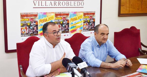 Foto: El alcalde de Villarrobledo, Valentín Bueno (derecha), en la presentación de las fiestas locales de 2019. (Cuadernos Manchegos)