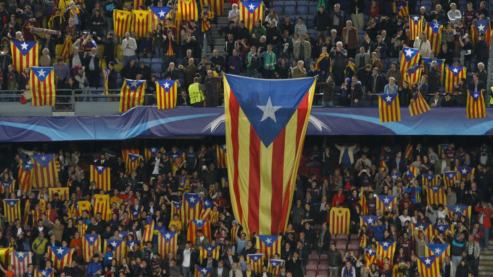 Foto: Esteladas en el Camp Nou en un partido de Champions League (Quique García/EFE).