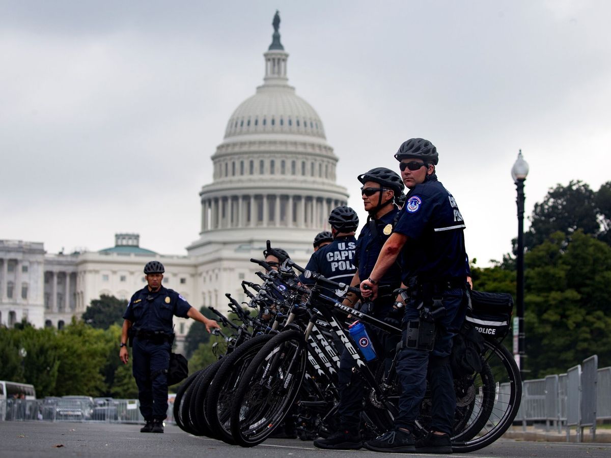 Foto: Agentes de policía del Capitolio montan guardia a las afueras del edificio homónimo. (EFE/Michael Reynolds)