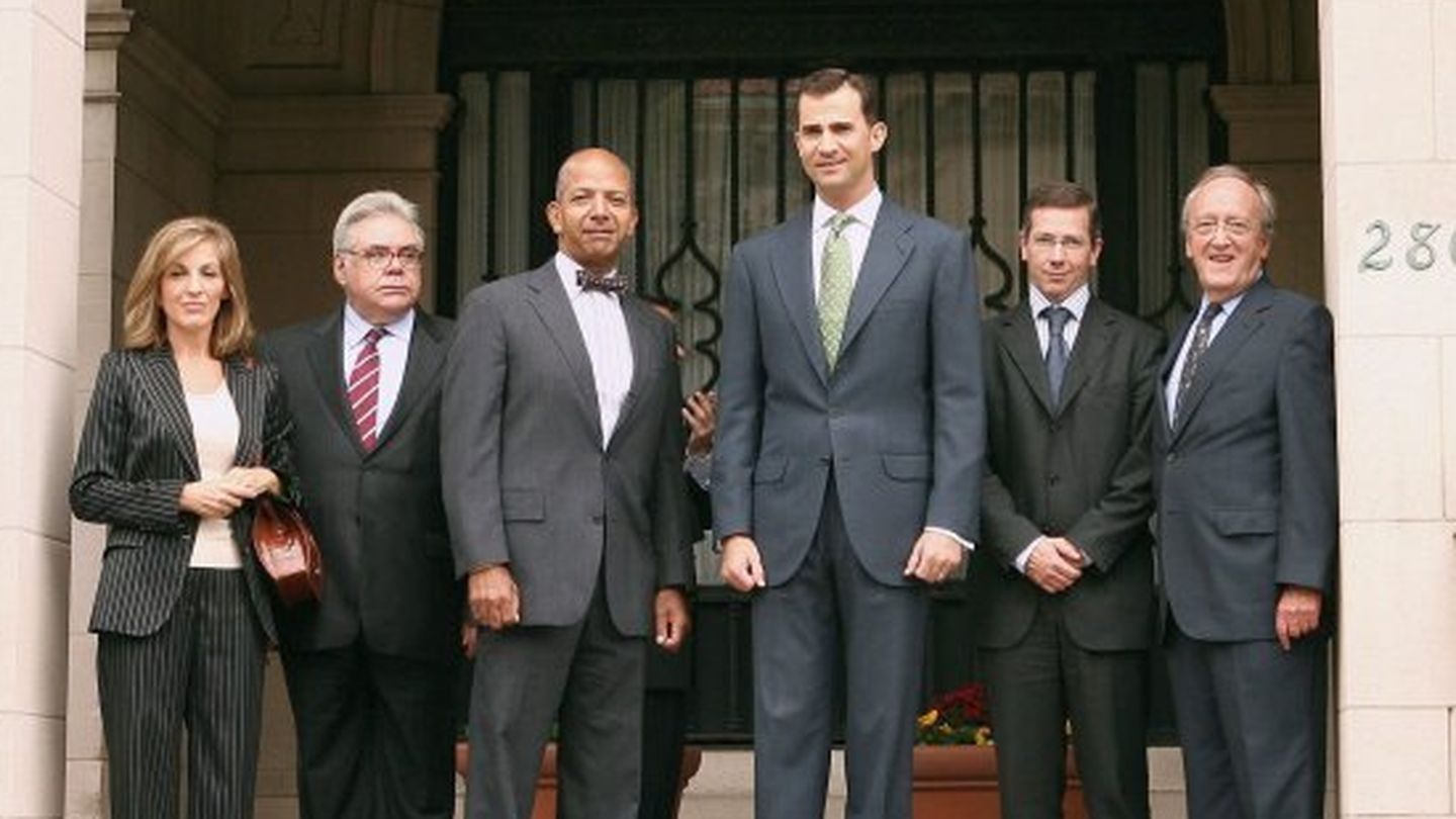El embajador español ante la OEA, Romero de Terreros (2i) junto al Príncipe (2006). (Efe)