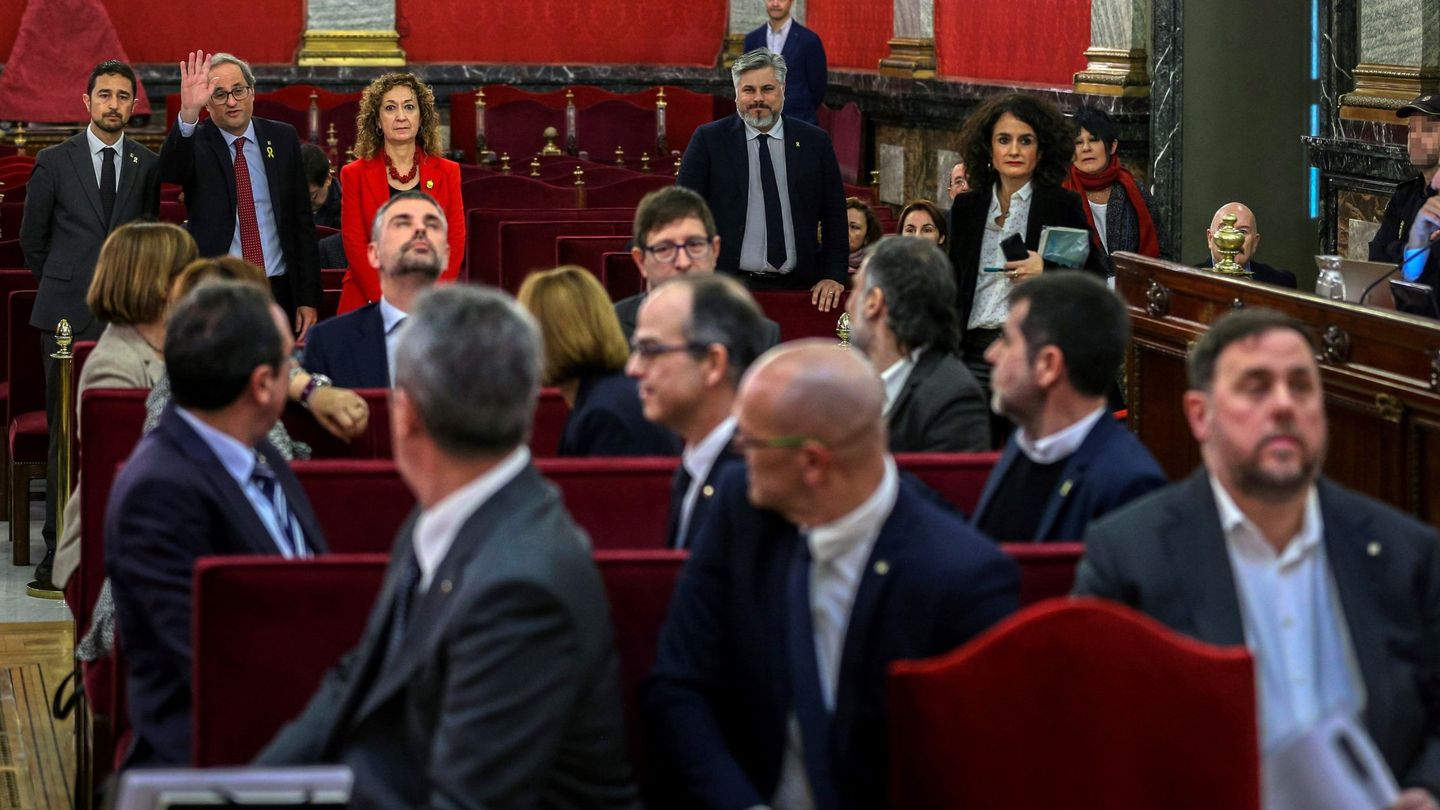 Fotografía de archivo en la que el presidente de la Generalitat, Quim Torra (fondo-2i), saluda a los doce líderes independentistas acusados en el juicio del 'procés'. (EFE)