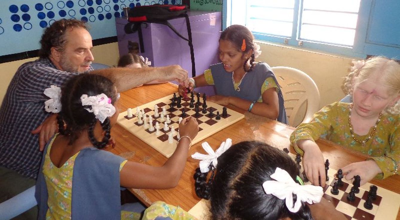 Álvaro Van den Brule dando clases de ajedrez a chicas invidentes en la Fundación San Vicente Ferrer. (ASF)