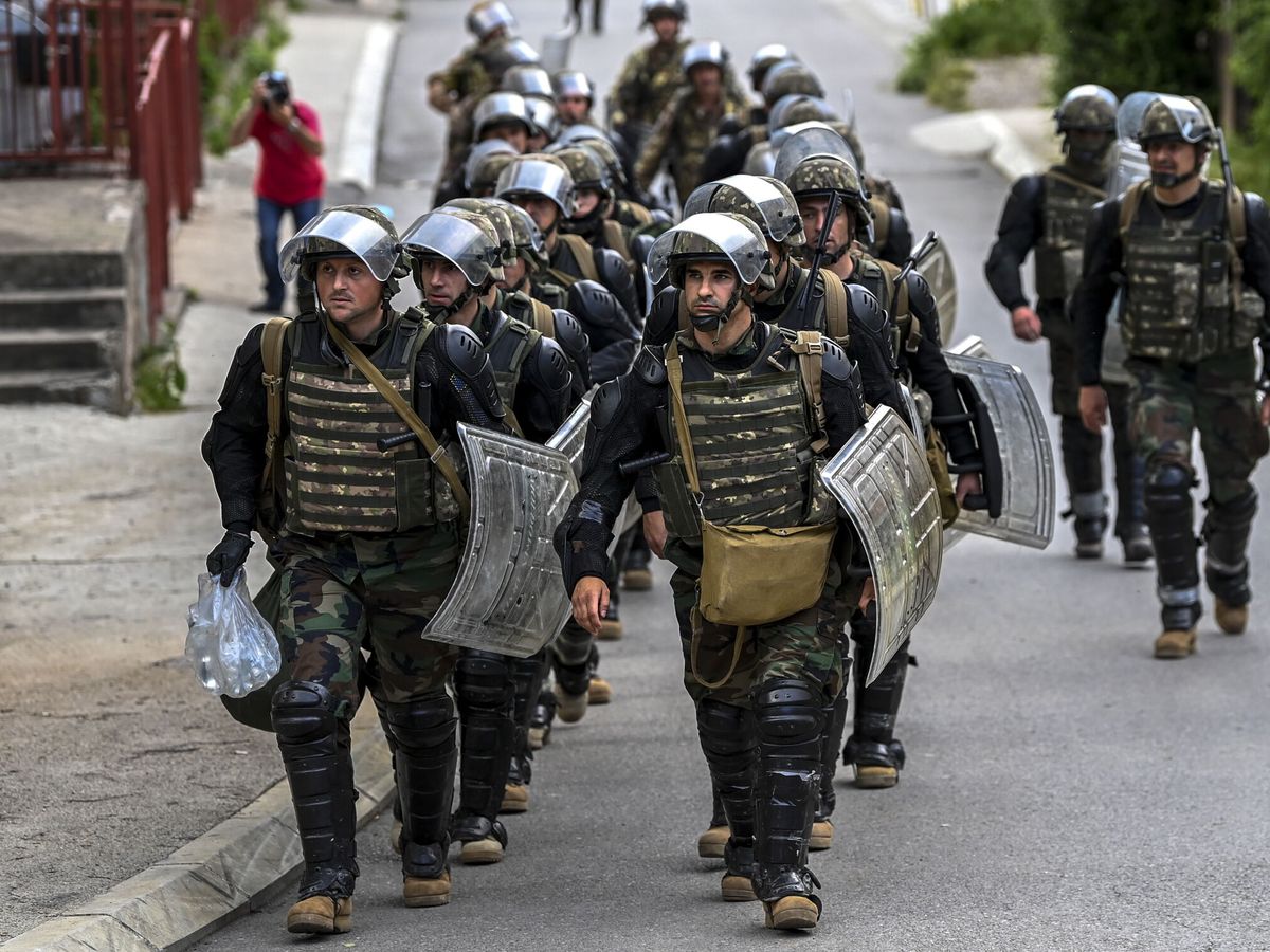 Foto: Soldados de la Fuerza Internacional de Mantenimiento de la Paz en Kosovo (KFOR), dirigida por la OTAN. (EFE / Georgi Licovski)