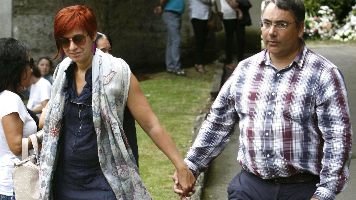 Sandra Ortega Mera, con su marido, en el entierro. (EFE)