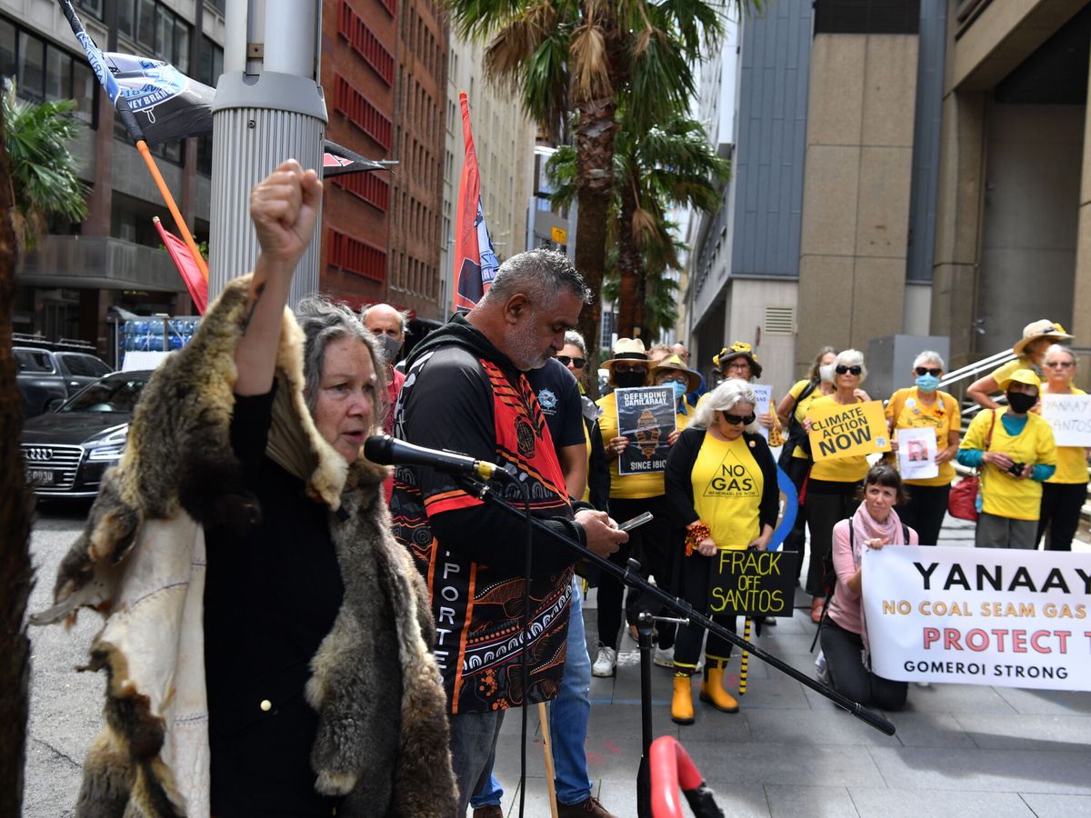 Foto: Manifestantes contra el gigante del petróleo y el gas Santos en Australia en 2022. (EFE)